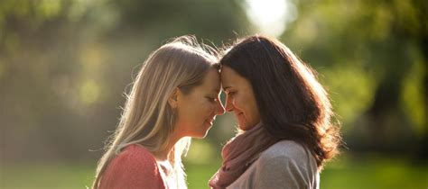 mujeres besandose|Beso apasionado de lesbianas LGBT de: video de stock